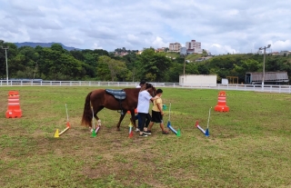 CrianÃ§as participaram de demonstraÃ§Ã£o com o cavalo Futuro - Foto: Daniel Cota )Acom/PMSGRA)