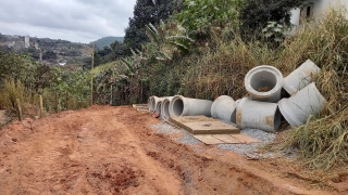 As obras da Estrada do Pedreira sÃ£o realizadas atravÃ©s de um contrato de financiamento com o BDMG, aprovado pela CÃ¢mara Municipal