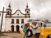 Família que viaja pelo mundo de kombi visita Catas Altas(Foto: AcomPMCA)